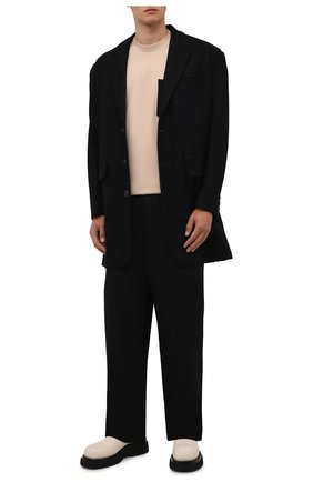 Мужской шерстяное пальто JACQUEMUS черного цвета по цене 84700 руб., арт. 216C0001-1300 | Фото 2 Мужской шерстяное пальто JACQUEMUS черного цвета, арт. 216C0001-1300 | Фото 2 (Длина (верхняя одежда): До середины бедра; Материал подклада: Хлопок; Рукава: Длинные; Материал внешний: Шерсть; Мужское Кросс-КТ: пальто-верхняя одежда; Стили: Минимализм)