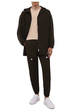 Мужские джоггеры JACQUEMUS хаки цвета по цене 49950 руб., арт. 216PA103-1360 | Фото 2 Мужские джоггеры JACQUEMUS хаки цвета, арт. 216PA103-1360 | Фото 2 (Длина (брюки, джинсы): Стандартные; Материал внешний: Синтетический материал; Силуэт М (брюки): Джоггеры; Стили: Спорт-шик)