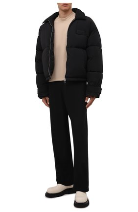 Мужские хлопковые брюки JACQUEMUS черного цвета по цене 37200 руб., арт. 216PA008-1120 | Фото 2 Мужские хлопковые брюки JACQUEMUS черного цвета, арт. 216PA008-1120 | Фото 2 (Длина (брюки, джинсы): Стандартные; Материал внешний: Хлопок; Случай: Повседневный; Стили: Минимализм)