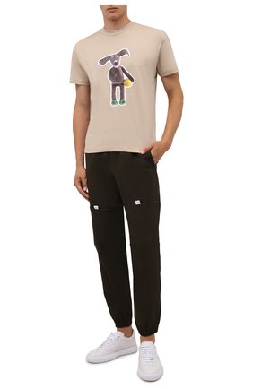 Мужская хлопковая футболка JACQUEMUS бежевого цвета по цене 14100 руб., арт. 216JS109-2310 | Фото 2 Мужская хлопковая футболка JACQUEMUS бежевого цвета, арт. 216JS109-2310 | Фото 2 (Рукава: Короткие; Материал внешний: Хлопок; Длина (для топов): Стандартные; Принт: С принтом; Стили: Гранж)