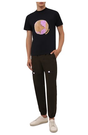 Мужская хлопковая футболка JACQUEMUS черного цвета по цене 14100 руб., арт. 216JS104-2310 | Фото 2 Мужская хлопковая футболка JACQUEMUS черного цвета, арт. 216JS104-2310 | Фото 2 (Рукава: Короткие; Длина (для топов): Стандартные; Материал внешний: Хлопок; Принт: С принтом; Стили: Гранж)