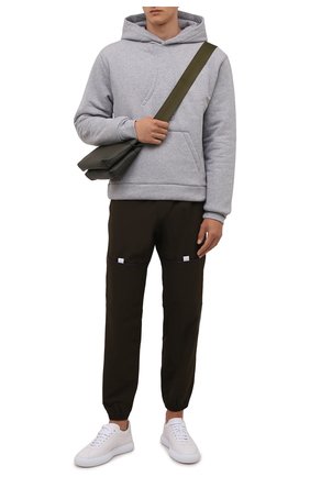 Мужской хлопковое худи JACQUEMUS серого цвета по цене 25650 руб., арт. 216JS007-2300 | Фото 2 Мужской хлопковое худи JACQUEMUS серого цвета, арт. 216JS007-2300 | Фото 2 (Материал внешний: Хлопок; Материал подклада: Хлопок; Рукава: Длинные; Длина (для топов): Стандартные; Мужское Кросс-КТ: Худи-одежда; Принт: Без принта; Стили: Спорт-шик)