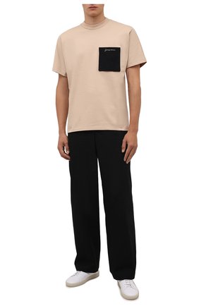 Мужская хлопковая футболка JACQUEMUS бежевого цвета по цене 16700 руб., арт. 216JS004-2290 | Фото 2 Мужская хлопковая футболка JACQUEMUS бежевого цвета, арт. 216JS004-2290 | Фото 2 (Длина (для топов): Стандартные; Материал внешний: Хлопок; Рукава: Короткие; Принт: Без принта; Стили: Минимализм)