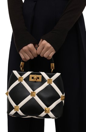 Женская сумка roman stud small VALENTINO черно-белого цвета по цене 226000 руб., арт. WW0B0I97/ZDF | Фото 2 Женская сумка roman stud small VALENTINO черно-белого цвета, арт. WW0B0I97/ZDF | Фото 2 (Размер: small; Ремень/цепочка: На ремешке; Материал: Натуральная кожа; Сумки-технические: Сумки top-handle; Сумки: Сумки)