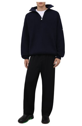 Мужские брюки из вискозы BALENCIAGA черного цвета по цене 51750 руб., арт. 675490/TJ025 | Фото 2 Мужские брюки из вискозы BALENCIAGA черного цвета, арт. 675490/TJ025 | Фото 2 (Материал внешний: Вискоза; Длина (брюки, джинсы): Стандартные; Случай: Повседневный; Стили: Спорт-шик; Shop in Shop M: Обувь_классика)
