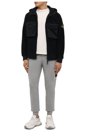 Мужской хлопковая толстовка STONE ISLAND темно-синего цвета по цене 52350 руб., арт. 751560134 | Фото 2 Мужской хлопковая толстовка STONE ISLAND темно-синего цвета, арт. 751560134 | Фото 2 (Материал внешний: Хлопок; Мужское Кросс-КТ: Толстовка-одежда; Стили: Гранж; Рукава: Длинные; Длина (для топов): Стандартные)