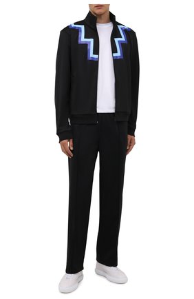 Мужские брюки MARCELO BURLON черного цвета по цене 22850 руб., арт. CMCJ001F21JER002 | Фото 2 Мужские брюки MARCELO BURLON черного цвета, арт. CMCJ001F21JER002 | Фото 2 (Длина (брюки, джинсы): Стандартные; Материал внешний: Синтетический материал; Случай: Повседневный; Стили: Спорт-шик)