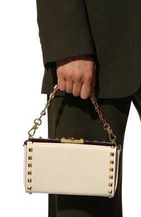 Женский клатч alcove VALENTINO кремвого цвета по цене 165500 руб., арт. WW0B0J89/WAX | Фото 2 Женский клатч alcove VALENTINO кремвого цвета, арт. WW0B0J89/WAX | Фото 2 (Ремень/цепочка: На ремешке; Материал: Натуральная кожа; Размер: mini; Женское Кросс-КТ: Вечерняя сумка, Клатч-клатчи)