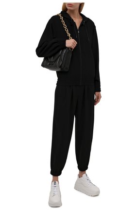 Женские джоггеры MIU MIU черного цвета по цене 78000 руб., арт. MP1486-1YXH-F0002 | Фото 2 Женские джоггеры MIU MIU черного цвета, арт. MP1486-1YXH-F0002 | Фото 2 (Длина (брюки, джинсы): Укороченные; Материал внешний: Синтетический материал; Стили: Спорт-шик; Женское Кросс-КТ: Джоггеры - брюки; Силуэт Ж (брюки и джинсы): Джоггеры)