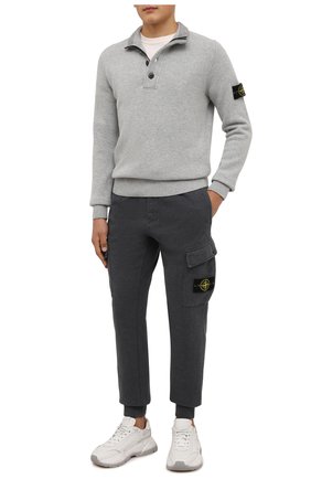 Мужские хлопковые джоггеры STONE ISLAND темно-серого цвета по цене 28500 руб., арт. 751565220 | Фото 2 Мужские хлопковые джоггеры STONE ISLAND темно-серого цвета, арт. 751565220 | Фото 2 (Длина (брюки, джинсы): Стандартные; Материал внешний: Хлопок; Силуэт М (брюки): Джоггеры, Карго; Мужское Кросс-КТ: Брюки-трикотаж; Стили: Спорт-шик)