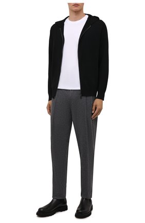 Мужской шерстяной кардиган EMPORIO ARMANI черного цвета по цене 25050 руб., арт. 6K1MXQ/1MHVZ | Фото 2 Мужской шерстяной кардиган EMPORIO ARMANI черного цвета, арт. 6K1MXQ/1MHVZ | Фото 2 (Материал внешний: Шерсть; Рукава: Длинные; Длина (для топов): Стандартные; Мужское Кросс-КТ: Толстовка-одежда, Кардиган-одежда; Стили: Спорт-шик)