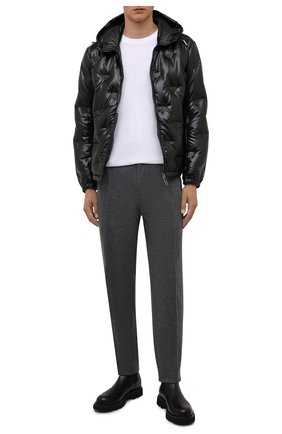 Мужская пуховая куртка EMPORIO ARMANI черного цвета по цене 38450 руб., арт. 6K1B93/1NYWZ | Фото 2 Мужская пуховая куртка EMPORIO ARMANI черного цвета, арт. 6K1B93/1NYWZ | Фото 2 (Материал утеплителя: Пух и перо; Рукава: Длинные; Материал внешний: Синтетический материал; Длина (верхняя одежда): Короткие; Материал подклада: Синтетический материал; Кросс-КТ: Куртка; Мужское Кросс-КТ: пуховик-короткий; Стили: Кэжуэл)