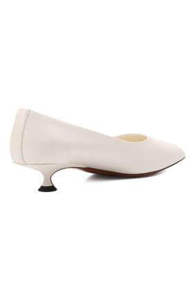 Женские кожаные туфли THE ROW молочного цвета, арт. F1223-L35 | Фото 4 (Материал внешний: Кожа; Каблук высота: Низкий; Материал внутренний: Натуральная кожа; Подошва: Плоская; Каблук тип: Kitten heel)