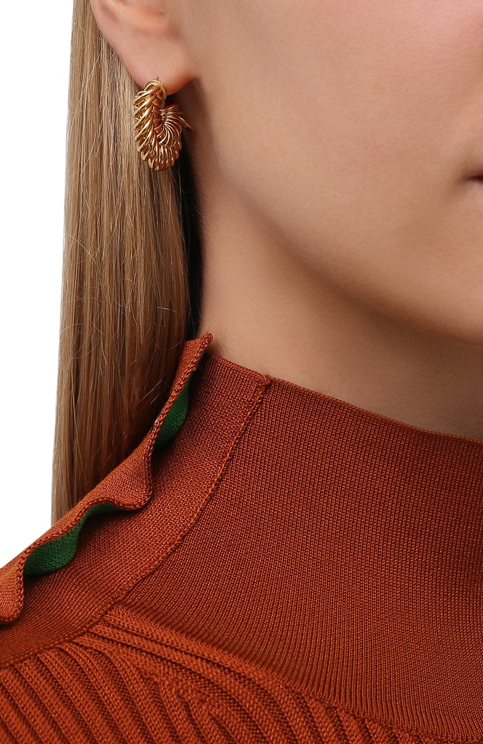 Женские серьги BOTTEGA VENETA золотого цвета по цене 0 руб., арт. 665777/VAHU0 | Фото 2 Женские серьги BOTTEGA VENETA золотого цвета, арт. 665777/VAHU0 | Фото 2 (Материал: Серебро)