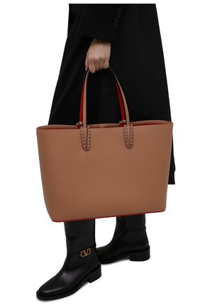 Женский сумка-тоут cabata CHRISTIAN LOUBOUTIN бежевого цвета по цене 99500 руб., арт. 3205218/CABATA | Фото 2 Женский сумка-тоут cabata CHRISTIAN LOUBOUTIN бежевого цвета, арт. 3205218/CABATA | Фото 2 (Сумки-технические: Сумки-шопперы; Материал: Натуральная кожа; Размер: medium; Ошибки технического описания: Нет ширины)