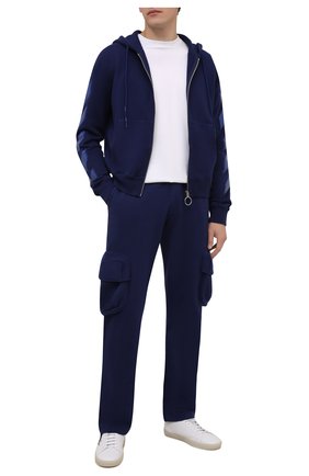 Мужской хлопковая толстовка OFF-WHITE темно-синего цвета по цене 62700 руб., арт. 0MBE001F21FLE003 | Фото 2 Мужской хлопковая толстовка OFF-WHITE темно-синего цвета, арт. 0MBE001F21FLE003 | Фото 2 (Материал внешний: Хлопок; Рукава: Длинные; Длина (для топов): Стандартные; Мужское Кросс-КТ: Толстовка-одежда; Стили: Спорт-шик)