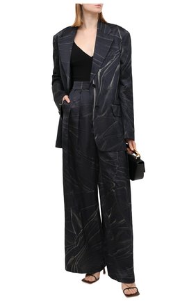 Женские брюки из вискозы и хлопка DRIES VAN NOTEN темно-синего цвета по цене 62650 руб., арт. 212-010908-3325 | Фото 2 Женские брюки из вискозы и хлопка DRIES VAN NOTEN темно-синего цвета, арт. 212-010908-3325 | Фото 2 (Длина (брюки, джинсы): Удлиненные; Материал внешний: Вискоза, Хлопок; Женское Кросс-КТ: Брюки-одежда; Стили: Романтичный; Силуэт Ж (брюки и джинсы): Широкие)