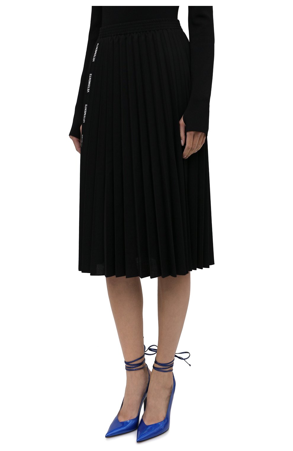 Женская плиссированная юбка VETEMENTS черного цвета, арт. WA52SK200B 1314/BLACK | Фото 3 (Материал внешний: Шерсть, Синтетический материал; Женское Кросс-КТ: юбка-плиссе, Юбка-одежда; Длина Ж (юбки, платья, шорты): Миди; Стили: Кэжуэл)