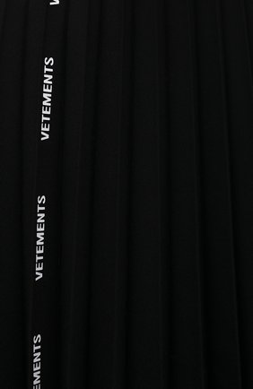 Женская плиссированная юбка VETEMENTS черного цвета, арт. WA52SK200B 1314/BLACK | Фото 5 (Материал внешний: Шерсть, Синтетический материал; Женское Кросс-КТ: юбка-плиссе, Юбка-одежда; Длина Ж (юбки, платья, шорты): Миди; Стили: Кэжуэл)