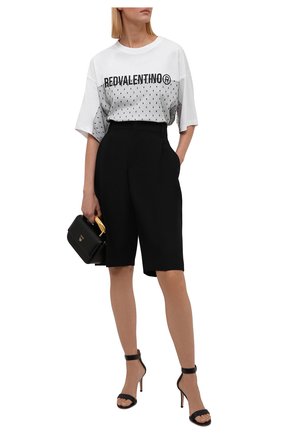 Женская хлопковая футболка REDVALENTINO белого цвета по цене 23950 руб., арт. WR0MG12C/68D | Фото 2 Женская хлопковая футболка REDVALENTINO белого цвета, арт. WR0MG12C/68D | Фото 2 (Рукава: Короткие; Материал внешний: Хлопок; Длина (для топов): Стандартные; Стили: Спорт-шик; Принт: С принтом; Женское Кросс-КТ: Футболка-одежда)