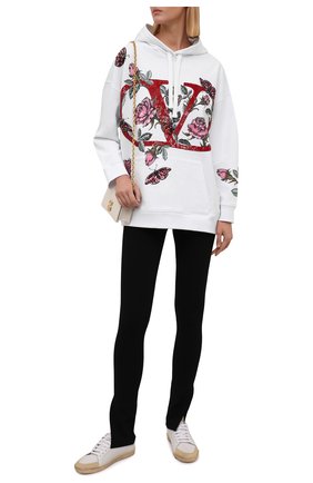 Женский хлопковое худи VALENTINO белого цвета по цене 190500 руб., арт. WB3MF10D6L1 | Фото 2 Женский хлопковое худи VALENTINO белого цвета, арт. WB3MF10D6L1 | Фото 2 (Материал внешний: Хлопок; Стили: Спорт-шик; Рукава: Длинные; Длина (для топов): Стандартные; Женское Кросс-КТ: Худи-одежда)