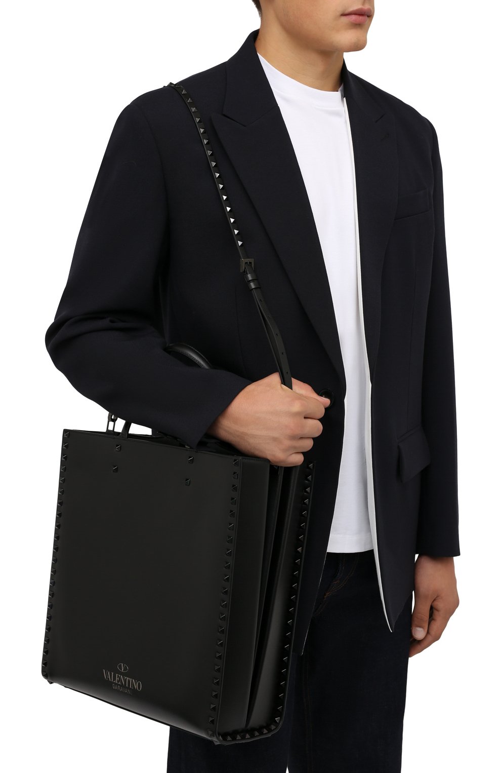 Мужская кожаная сумка-тоут VALENTINO черного цвета по цене 327500 руб., арт. WY0B0B28/TLL | Фото 5 Мужская кожаная сумка-тоут VALENTINO черного цвета, арт. WY0B0B28/TLL | Фото 5 (Размер: medium; Материал: Натуральная кожа; Ремень/цепочка: На ремешке)