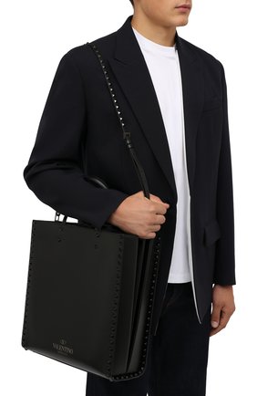 Мужская кожаная сумка-тоут VALENTINO черного цвета по цене 327500 руб., арт. WY0B0B28/TLL | Фото 5 Мужская кожаная сумка-тоут VALENTINO черного цвета, арт. WY0B0B28/TLL | Фото 5 (Размер: medium; Материал: Натуральная кожа; Ремень/цепочка: На ремешке)