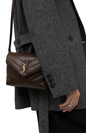 Женская сумка loulou toy SAINT LAURENT коричневого цвета по цене 99500 руб., арт. 678401/DV707 | Фото 2 Женская сумка loulou toy SAINT LAURENT коричневого цвета, арт. 678401/DV707 | Фото 2 (Материал: Натуральная кожа; Размер: small, mini; Сумки-технические: Сумки через плечо; Ремень/цепочка: На ремешке)