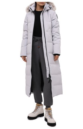 Женский пуховая парка mystique CANADA GOOSE светло-серого цвета по цене 119500 руб., арт. 3035LB | Фото 2 Женский пуховая парка mystique CANADA GOOSE светло-серого цвета, арт. 3035LB | Фото 2 (Материал утеплителя: Пух и перо; Материал подклада: Синтетический материал; Материал внешний: Синтетический материал; Стили: Спорт-шик; Рукава: Длинные; Длина (верхняя одежда): Длинные; Кросс-КТ: Пуховик)
