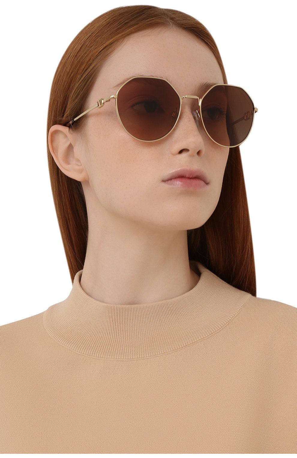 Женские солнцезащитные очки VALENTINO коричневого цвета, арт. 2043-300313 | Фото 2 (Тип очков: С/з; Материал: Металл; Оптика Гендер: оптика-женское; Очки форма: Круглые)