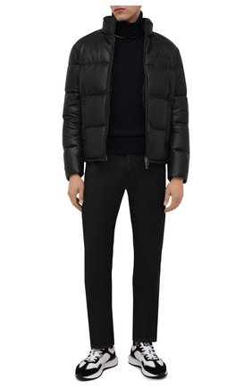 Мужская кожаная куртка EMPORIO ARMANI черного цвета по цене 95950 руб., арт. B1R10P/B1P10 | Фото 2 Мужская кожаная куртка EMPORIO ARMANI черного цвета, арт. B1R10P/B1P10 | Фото 2 (Материал подклада: Синтетический материал; Материал утеплителя: Пух и перо; Длина (верхняя одежда): Короткие; Рукава: Длинные; Кросс-КТ: Куртка; Стили: Кэжуэл; Мужское Кросс-КТ: пуховик-короткий, Кожа и замша)
