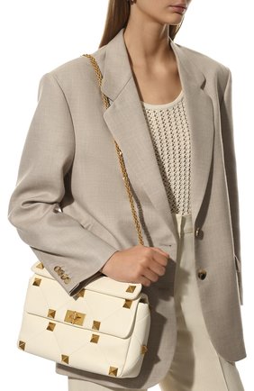 Женская сумка roman stud large VALENTINO кремвого цвета по цене 217500 руб., арт. WW0B0I60/BSF | Фото 2 Женская сумка roman stud large VALENTINO кремвого цвета, арт. WW0B0I60/BSF | Фото 2 (Материал: Натуральная кожа; Сумки-технические: Сумки top-handle; Размер: large; Ремень/цепочка: На ремешке)