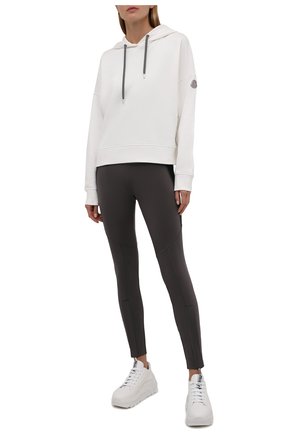 Женские леггинсы MONCLER серого цвета по цене 49600 руб., арт. G2-093-8H000-09-899GK | Фото 2 Женские леггинсы MONCLER серого цвета, арт. G2-093-8H000-09-899GK | Фото 2 (Материал внешний: Синтетический материал; Стили: Спорт-шик; Женское Кросс-КТ: Леггинсы-одежда, Леггинсы-спорт; Длина (брюки, джинсы): Стандартные)