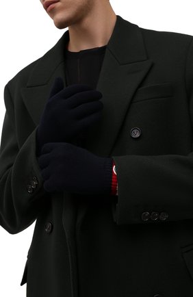 Мужские шерстяные перчатки MONCLER темно-синего цвета по цене 16900 руб., арт. G2-091-3A000-04-A9575 | Фото 2 Мужские шерстяные перчатки MONCLER темно-синего цвета, арт. G2-091-3A000-04-A9575 | Фото 2 (Материал: Шерсть; Кросс-КТ: Трикотаж)