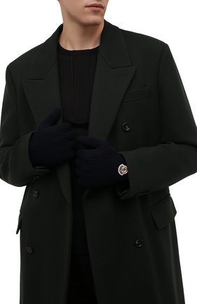 Мужские шерстяные перчатки MONCLER темно-синего цвета по цене 16900 руб., арт. G2-091-3A000-03-A9342 | Фото 2 Мужские шерстяные перчатки MONCLER темно-синего цвета, арт. G2-091-3A000-03-A9342 | Фото 2 (Материал: Шерсть; Кросс-КТ: Трикотаж)