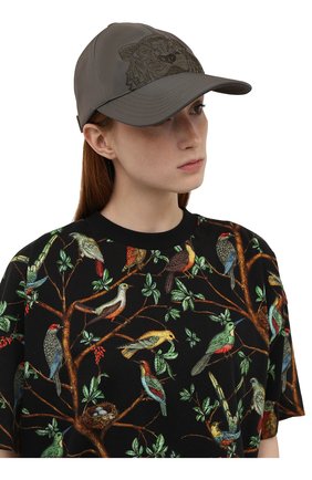 Женская бейсболка KENZO хаки цвета по цене 8995 руб., арт. FA65AC301F20 | Фото 2 Женская бейсболка KENZO хаки цвета, арт. FA65AC301F20 | Фото 2 (Материал: Текстиль, Синтетический материал)