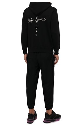 Мужской хлопковое худи YOHJI YAMAMOTO черного цвета по цене 37200 руб., арт. HX-T86-985 | Фото 2 Мужской хлопковое худи YOHJI YAMAMOTO черного цвета, арт. HX-T86-985 | Фото 2 (Рукава: Длинные; Длина (для топов): Стандартные; Материал внешний: Хлопок; Мужское Кросс-КТ: Худи-одежда; Принт: С принтом; Стили: Спорт-шик)
