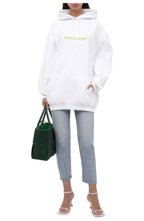 Женский хлопковое худи BALENCIAGA белого цвета по цене 53550 руб., арт. 578135/TIV55 | Фото 2 Женский хлопковое худи BALENCIAGA белого цвета, арт. 578135/TIV55 | Фото 2 (Материал внешний: Хлопок; Женское Кросс-КТ: Худи-одежда; Рукава: Длинные; Стили: Спорт-шик; Длина (для топов): Удлиненные)
