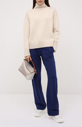 Женские хлопковые брюки DRIES VAN NOTEN синего цвета по цене 23250 руб., арт. 212-011112-3608 | Фото 2 Женские хлопковые брюки DRIES VAN NOTEN синего цвета, арт. 212-011112-3608 | Фото 2 (Материал внешний: Хлопок; Женское Кросс-КТ: Брюки-одежда; Стили: Спорт-шик; Силуэт Ж (брюки и джинсы): Прямые; Длина (брюки, джинсы): Стандартные)