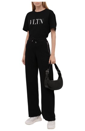 Женские хлопковые брюки DRIES VAN NOTEN черного цвета по цене 32350 руб., арт. 212-011122-3612 | Фото 2 Женские хлопковые брюки DRIES VAN NOTEN черного цвета, арт. 212-011122-3612 | Фото 2 (Материал внешний: Хлопок; Стили: Кэжуэл; Женское Кросс-КТ: Брюки-одежда; Силуэт Ж (брюки и джинсы): Прямые; Длина (брюки, джинсы): Удлиненные)