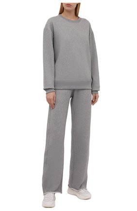 Женские хлопковые брюки DRIES VAN NOTEN серого цвета по цене 32350 руб., арт. 212-011122-3612 | Фото 2 Женские хлопковые брюки DRIES VAN NOTEN серого цвета, арт. 212-011122-3612 | Фото 2 (Материал внешний: Хлопок; Стили: Спорт-шик; Женское Кросс-КТ: Брюки-одежда; Кросс-КТ: Трикотаж; Силуэт Ж (брюки и джинсы): Прямые; Длина (брюки, джинсы): Удлиненные)