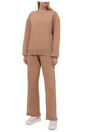 Женские хлопковые брюки DRIES VAN NOTEN бежевого цвета по цене 32350 руб., арт. 212-011122-3612 | Фото 2 Женские хлопковые брюки DRIES VAN NOTEN бежевого цвета, арт. 212-011122-3612 | Фото 2 (Материал внешний: Хлопок; Стили: Спорт-шик; Женское Кросс-КТ: Брюки-одежда; Кросс-КТ: Трикотаж; Силуэт Ж (брюки и джинсы): Прямые; Длина (брюки, джинсы): Удлиненные)