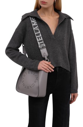 Женская сумка stella logo mini STELLA MCCARTNEY серого цвета по цене 53300 руб., арт. 700073/W8542 | Фото 2 Женская сумка stella logo mini STELLA MCCARTNEY серого цвета, арт. 700073/W8542 | Фото 2 (Материал: Экокожа, Текстиль; Размер: mini; Сумки-технические: Сумки через плечо; Ремень/цепочка: На ремешке)