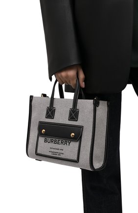 Женский сумка-тоут freya medium BURBERRY черно-белого цвета по цене 83900 руб., арт. 8044142 | Фото 2 Женский сумка-тоут freya medium BURBERRY черно-белого цвета, арт. 8044142 | Фото 2 (Размер: medium; Материал: Текстиль; Ремень/цепочка: На ремешке; Сумки-технические: Сумки-шопперы)