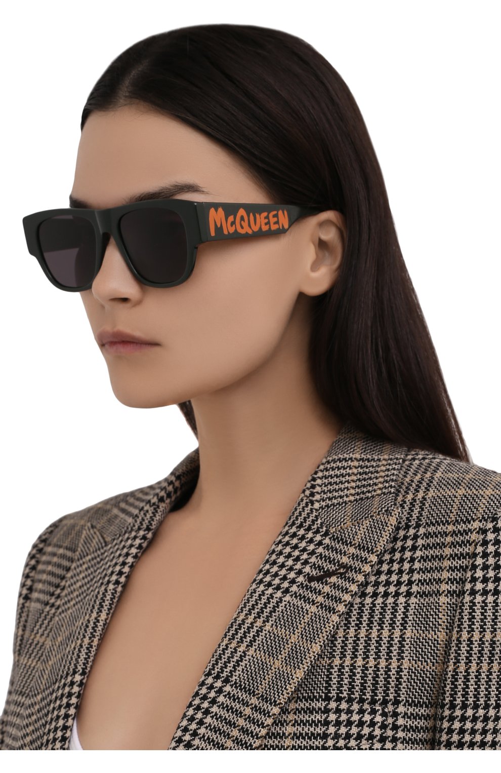 Женские солнцезащитные очки ALEXANDER MCQUEEN черного цвета, арт. 669323/J0740 | Фото 2 (Материал: Пластик; Тип очков: С/з; Очки форма: Квадратные; Оптика Гендер: оптика-женское)