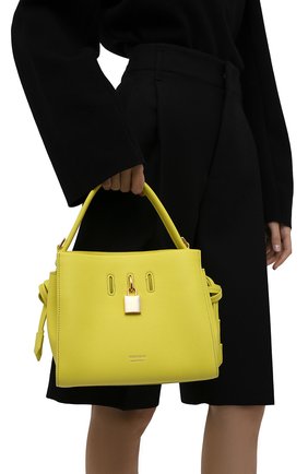 Женская сумка padlock TOM FORD желтого цвета по цене 161000 руб., арт. L1486T-LCL095 | Фото 2 Женская сумка padlock TOM FORD желтого цвета, арт. L1486T-LCL095 | Фото 2 (Материал: Натуральная кожа; Сумки-технические: Сумки top-handle, Сумки через плечо; Размер: small; Ремень/цепочка: На ремешке)