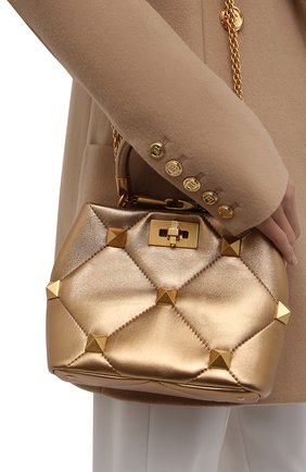 Женская сумка roman stud small VALENTINO золотого цвета по цене 209000 руб., арт. WW2B0I97/IET | Фото 2 Женская сумка roman stud small VALENTINO золотого цвета, арт. WW2B0I97/IET | Фото 2 (Размер: small; Материал: Натуральная кожа; Ремень/цепочка: На ремешке; Сумки-технические: Сумки top-handle, Сумки через плечо)