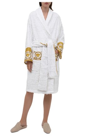 Женский хлопковый халат VERSACE белого цвета по цене 41750 руб., арт. ZACJ00008/ZC0SP052 | Фото 2 Женский хлопковый халат VERSACE белого цвета, арт. ZACJ00008/ZC0SP052 | Фото 2 (Материал внешний: Хлопок; Длина Ж (юбки, платья, шорты): До колена; Рукава: Длинные)