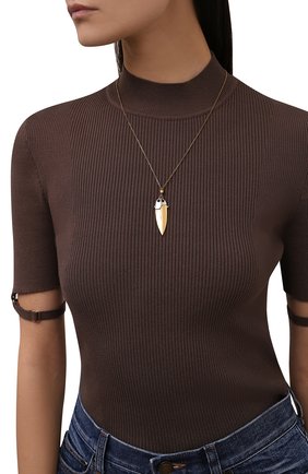 Женская кулон на цепочке CHLOÉ золотого цвета по цене 32650 руб., арт. CHC21AF003CB7 | Фото 2 Женская кулон на цепочке CHLOÉ золотого цвета, арт. CHC21AF003CB7 | Фото 2 (Материал: Металл)