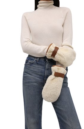 Женские меховые варежки JACQUEMUS коричневого цвета по цене 64450 руб., арт. 213AC106-1390 | Фото 2 Женские меховые варежки JACQUEMUS коричневого цвета, арт. 213AC106-1390 | Фото 2 (Женское Кросс-КТ: варежки; Материал: Натуральный мех)
